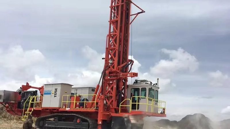 振动压路机的高频振动原理主要基于以下两个方面：